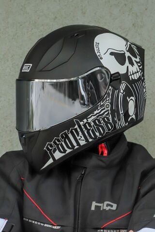Strada Fearless Mat Siyah-Beyaz Güneş Vizörlü Kask Iridium Gri Camlı