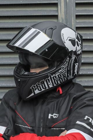Strada Fearless Mat Siyah-Beyaz Güneş Vizörlü Kask Iridium Gri Camlı