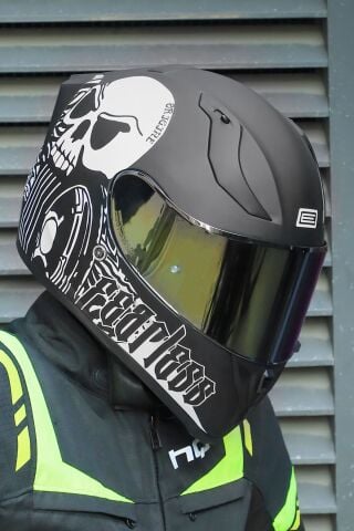 Strada Fearless Mat Siyah-Beyaz Güneş Vizörlü Kask Iridium Sarı Camlı
