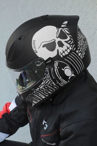 Strada Fearless Mat Siyah-Beyaz Kask (Güneş Vizörlü)