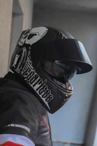 Strada Fearless Mat Siyah-Beyaz Güneş Vizörlü Kask Siyah Camlı
